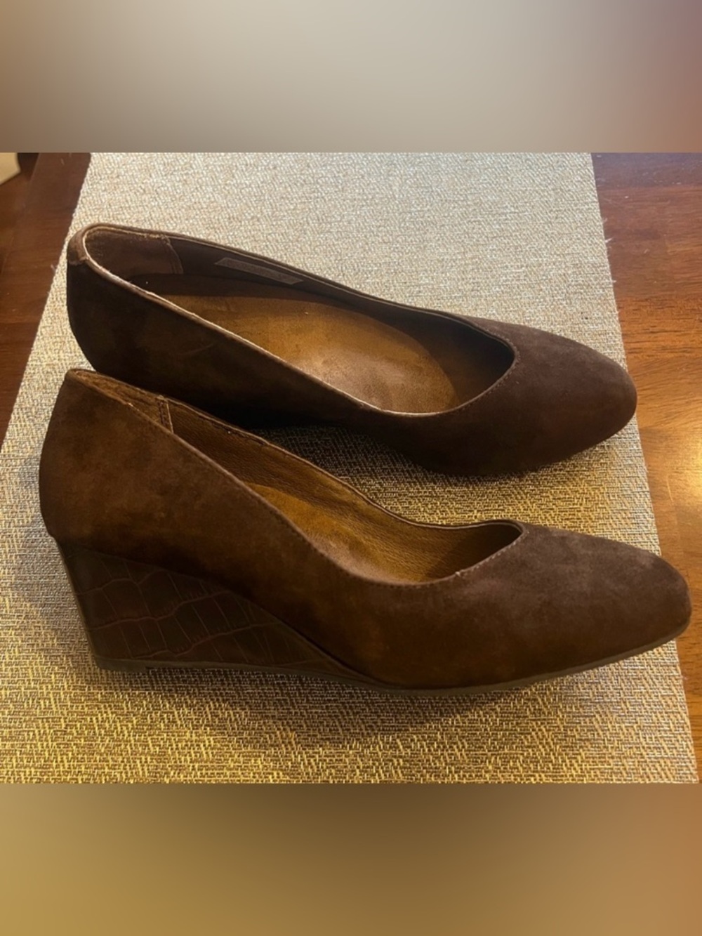 Vionic suede‎ wedge shoes